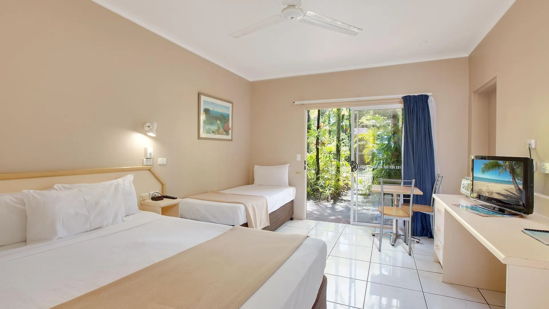 קאירנס Hotel Tropiq