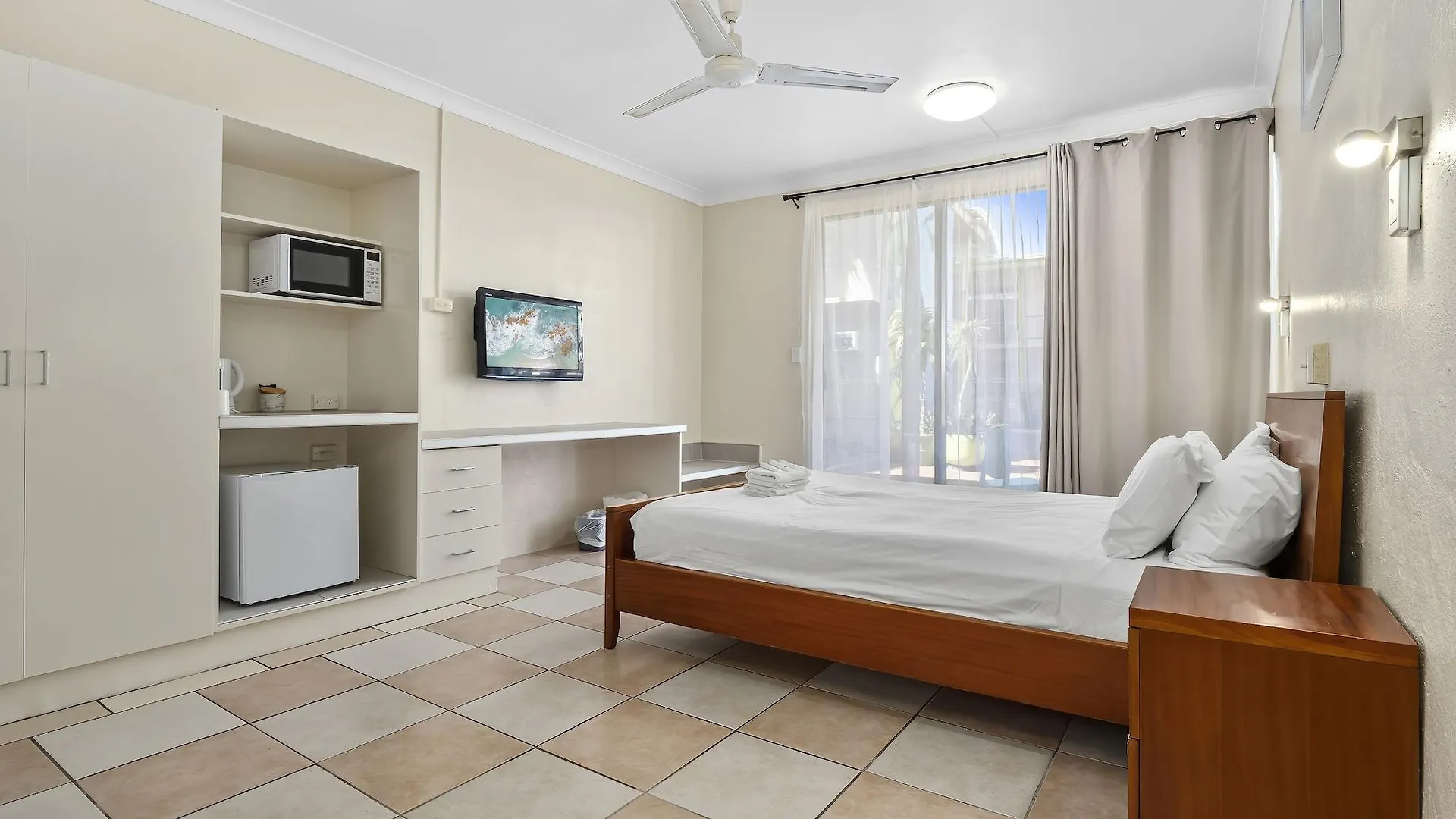 קאירנס Hotel Tropiq 3*,  אוסטרליה