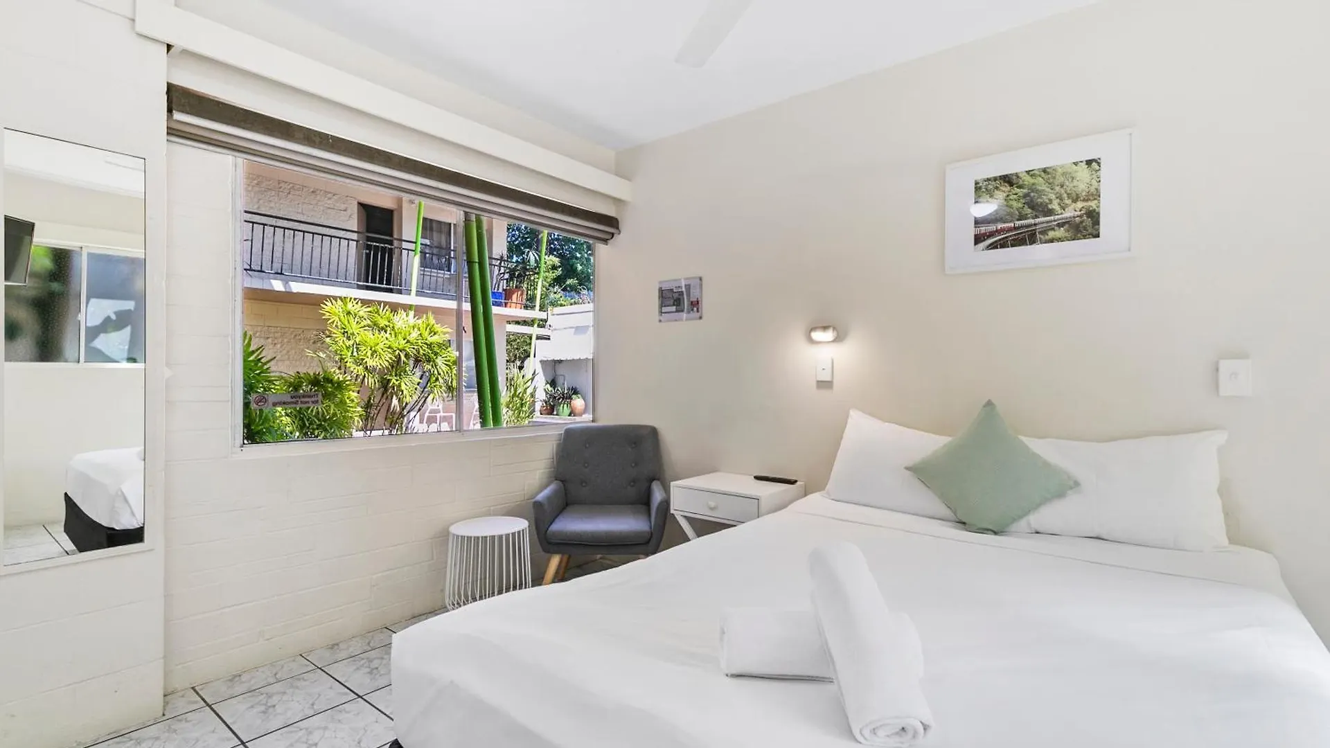 קאירנס Hotel Tropiq