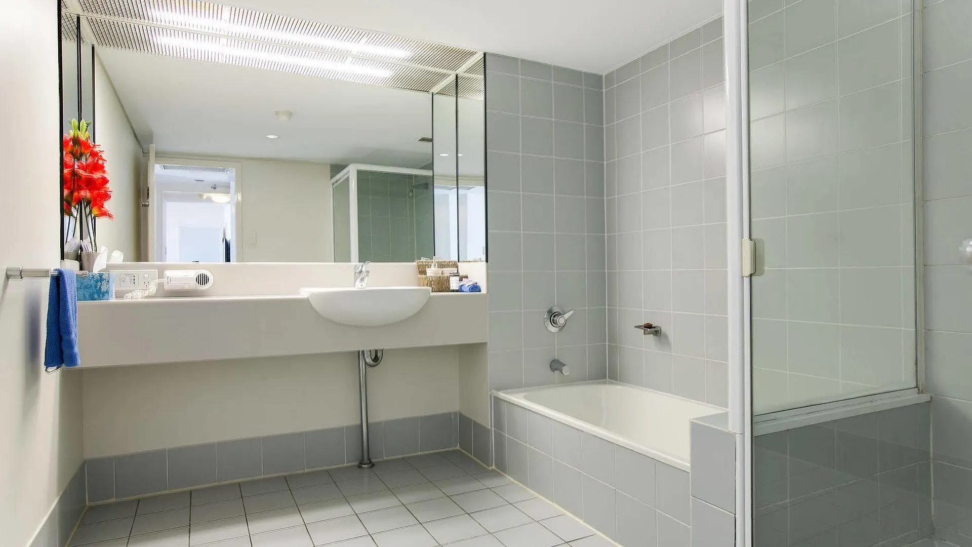 קאירנס Hotel Tropiq