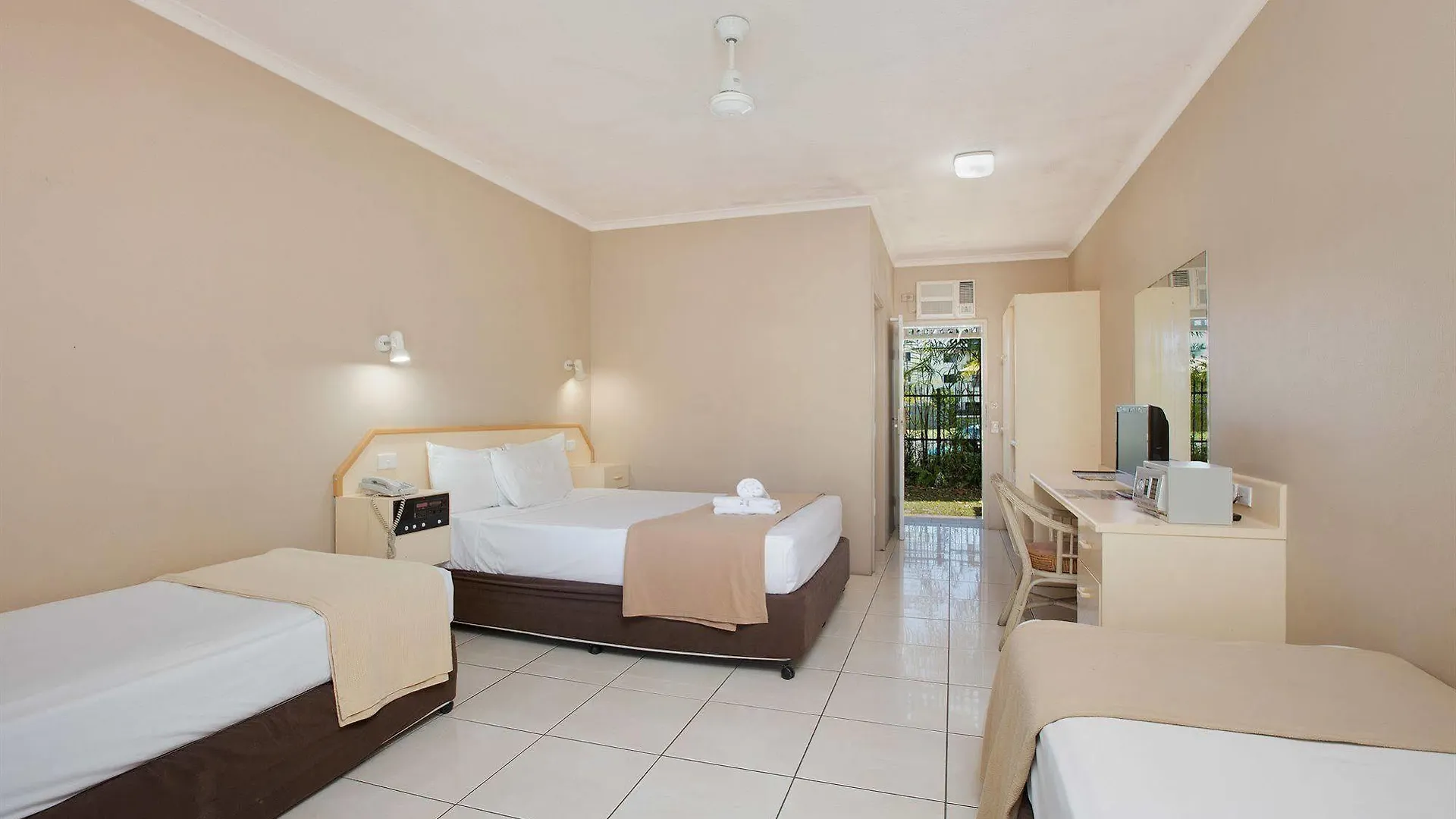 קאירנס Hotel Tropiq